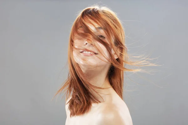 Schöne Dunkel Gebrannte Orange Windige Haare Mädchen Lächelnd Studioporträt Mit — Stockfoto