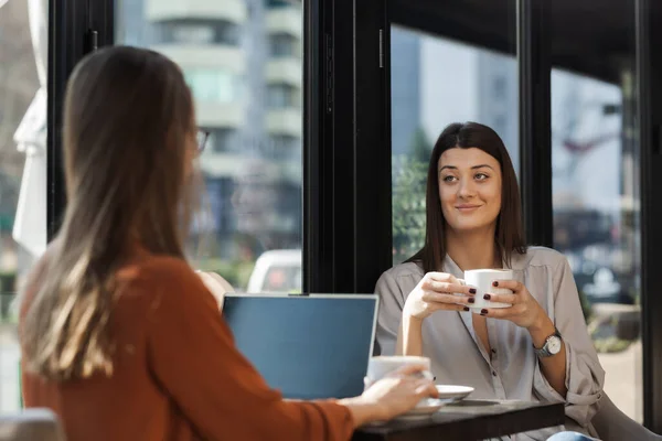 Dos Mujeres Negocios Jóvenes Café Teniendo Una Una Reunión Amigos — Foto de Stock