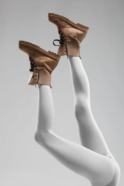 Sexy Samičí Nohy Bílými Kamaších Nepromokavé Boty — Stock fotografie