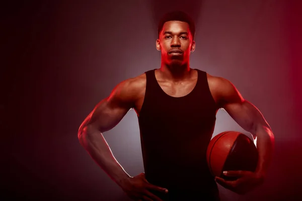 Lado Jogador Basquete Iluminado Com Cor Vermelha Segurando Uma Bola — Fotografia de Stock