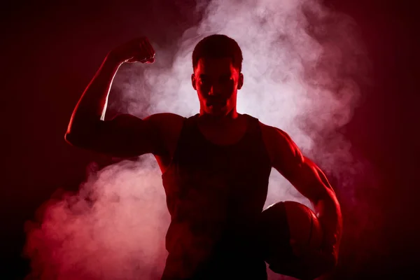 Silueta Lado Jugador Baloncesto Iluminado Con Color Rojo Sosteniendo Una — Foto de Stock