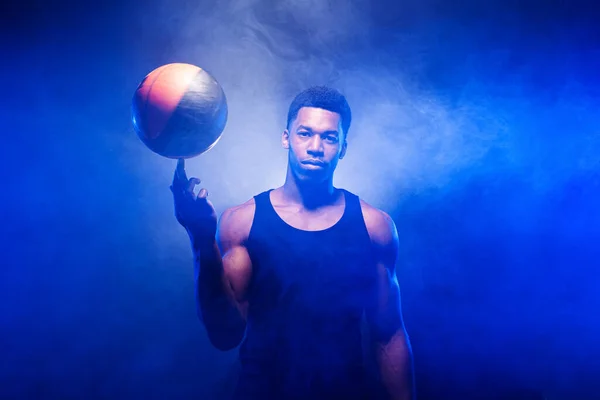 Jogador Basquete Iluminado Com Cor Azul Girando Uma Bola Contra — Fotografia de Stock