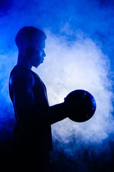 Giocatore Basket Possesso Una Palla Contro Sfondo Nebbia Blu Afroamericano — Foto Stock