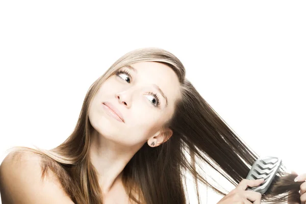 Studio Portret Van Een Mooi Brunette Meisje Kammen Haar Haar — Stockfoto