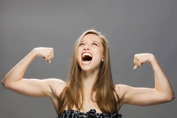 Skinny Brunette Girl Showing Muscles Screaming Studio Portrait Gray Background — Stock Photo, Image