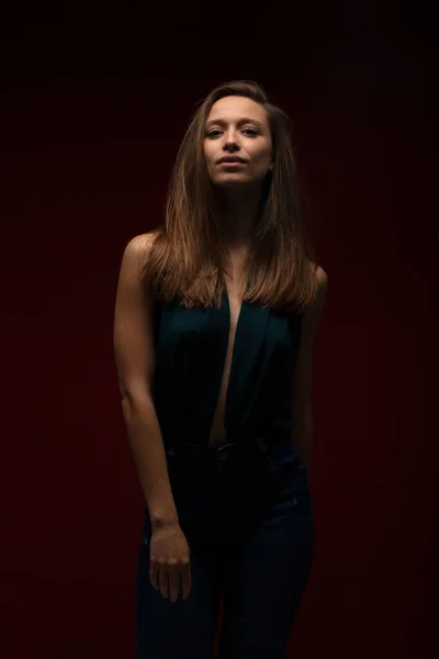 Hermosa Chica Sobre Fondo Rojo Oscuro Chica Morena Con Camisa —  Fotos de Stock