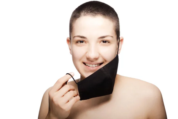 Jolie Fille Aux Cheveux Très Courts Portant Masque Protecteur Noir — Photo
