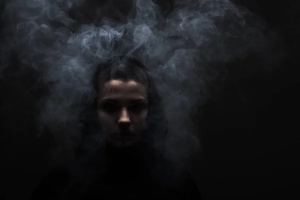 Retrato Escuro Uma Menina Cabelos Curtos Usando Capuz Com Fumaça — Fotografia de Stock