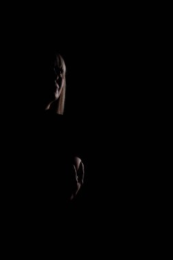 Siyah arka planda sarı kakülleri olan güzel bir kız. Soyut yan çizim.