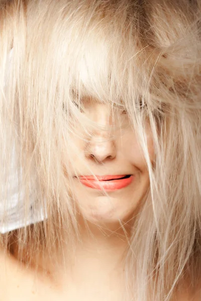 Gros Plan Portrait Une Belle Brune Aux Franges Blondes Positif — Photo