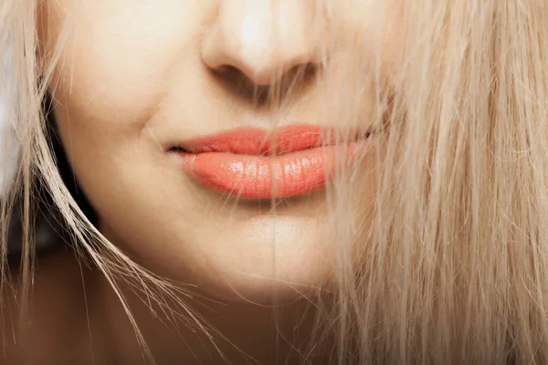 Detail Portrét Krásné Brunetky Dívka Blond Bangs Třásně Pozitivní Šťastný — Stock fotografie