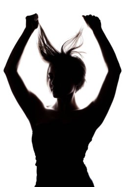 Kısa saçlı ve elleri havada bir kızın siluet portresi. Beyaz arkaplan karşısında izole