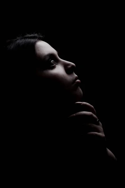 Boční Osvětlená Silueta Portrét Dívky Vzhlížející Proti Černému Pozadí — Stock fotografie