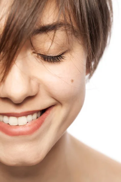 Hermosa Chica Retrato Moda Sonriendo Con Los Ojos Cerrados —  Fotos de Stock