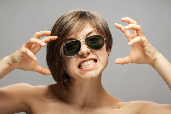 Menina Bonita Retrato Moda Usando Óculos Sol Surpreendido Irritado Gritando — Fotografia de Stock