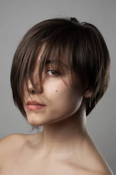 Nahaufnahme Oprtrait Eines Netten Mädchens Frisur Über Gesicht Vor Grauem — Stockfoto