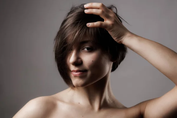 Güzel Bir Kızın Yakın Portresi Gri Arkaplanda Kısa Saç Stili — Stok fotoğraf