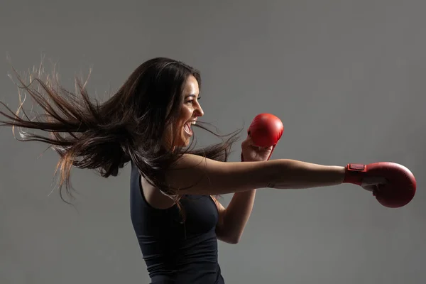 Menina Bonita Exercitando Karatê Soco Gritando Contra Fundo Cinza — Fotografia de Stock