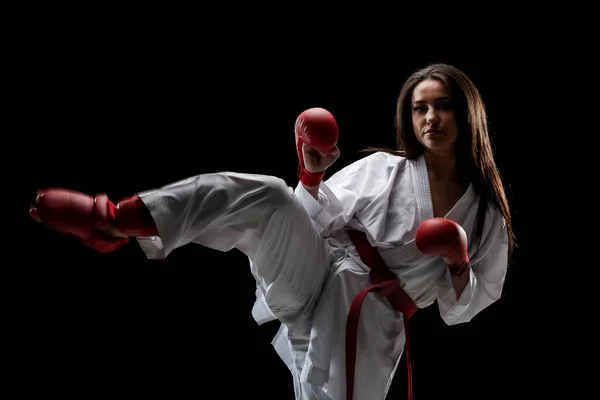 Meisje Oefenen Karate Been Kick Dragen Kimono Rode Handschoenen Tegen — Stockfoto