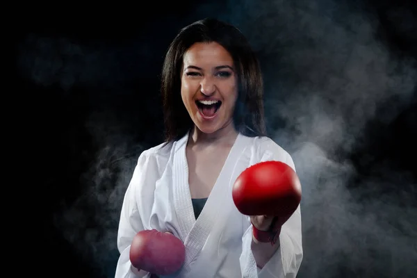 Schönes Mädchen Übt Karate Pose Und Schreit Vor Nebelhintergrund — Stockfoto