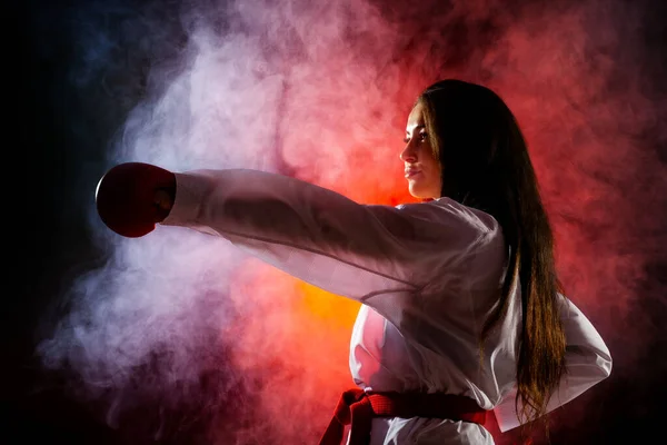 Gyönyörű Lány Gyakorló Karate Ütés Ellen Piros Köd Háttér — Stock Fotó