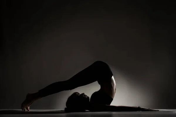 Fit Balerin Kız Yalan Söylüyor Yoga Pozları Veriyor Koyu Arkaplana — Stok fotoğraf
