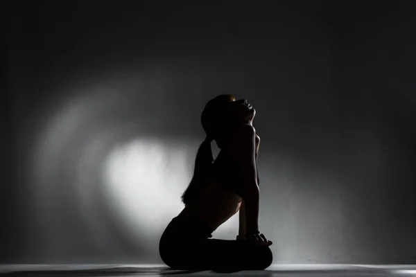 Chica Forma Descansando Estirándose Después Practicar Posturas Yoga Lado Iluminado —  Fotos de Stock