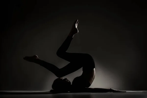 Chica Bailarina Forma Acostada Estirándose Practicando Posturas Yoga Silueta Lateral —  Fotos de Stock