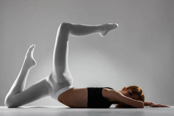 Chica Bailarina Forma Acostada Estirándose Practicando Yoga Posa Sobre Fondo —  Fotos de Stock