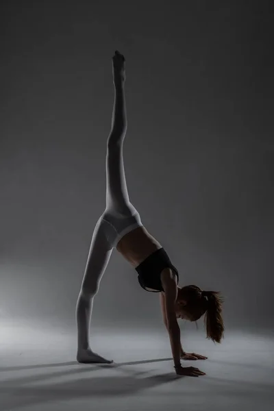 Fit Bailarina Niña Estirando Practicando Yoga Posa Sobre Fondo Gris —  Fotos de Stock