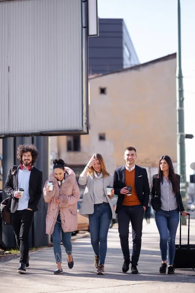 Grupo Pessoas Andando Uma Rua Com Confiança Empresários Empresárias Viajando — Fotografia de Stock