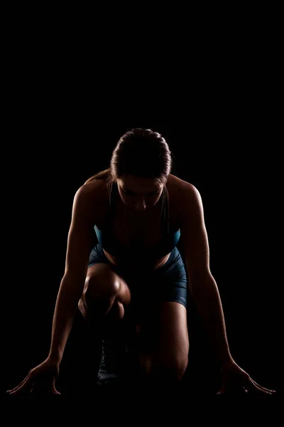 Ženské Běžkyně Nízké Startovní Pozici Dívka Sportovním Oblečení Tmavém Pozadí — Stock fotografie