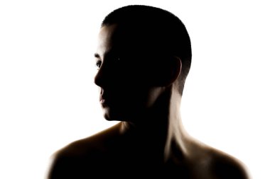 Beyaz arka planda çok kısa saçlı güzel bir kadının silüet portresi..