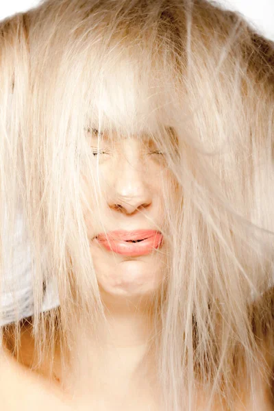 Gros Plan Portrait Une Belle Brune Aux Franges Blondes Positif — Photo
