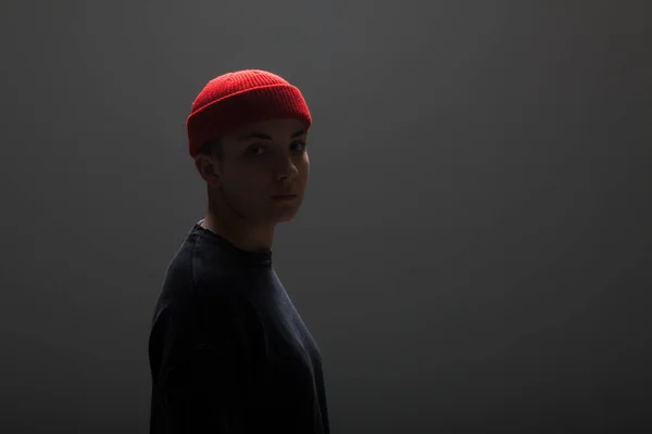 Mädchen Mit Kurzen Haaren Trägt Bluse Und Roten Hut Vor — Stockfoto