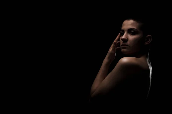 Retrato Uma Menina Com Cabelo Curto Contra Fundo Escuro Slhouette — Fotografia de Stock