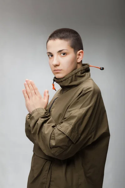 Girl Short Hair Wearing Jacket Jeans Praying Gray Background — Stock Photo, Image