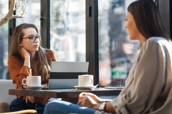 Deux Jeunes Femmes Affaires Dans Café Tête Tête Amis Après — Photo