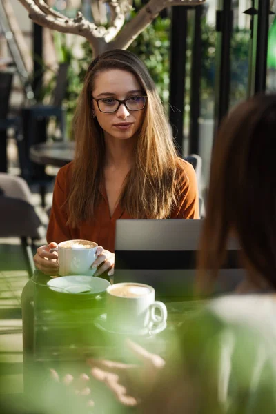 Dos Mujeres Negocios Jóvenes Café Teniendo Una Una Reunión Amigos — Foto de Stock