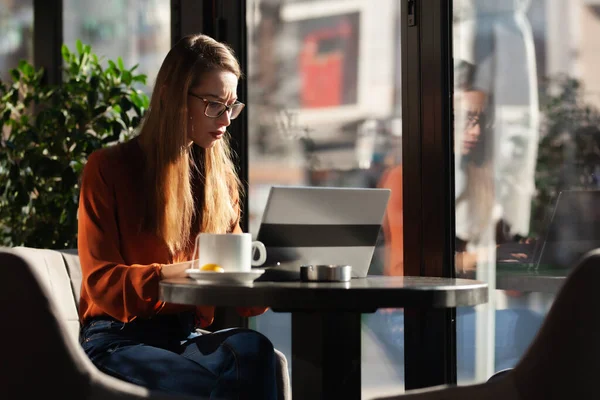 Joven Empresaria Bar Cafetería Restaurante Con Luz Solar Brillante Freelancer — Foto de Stock