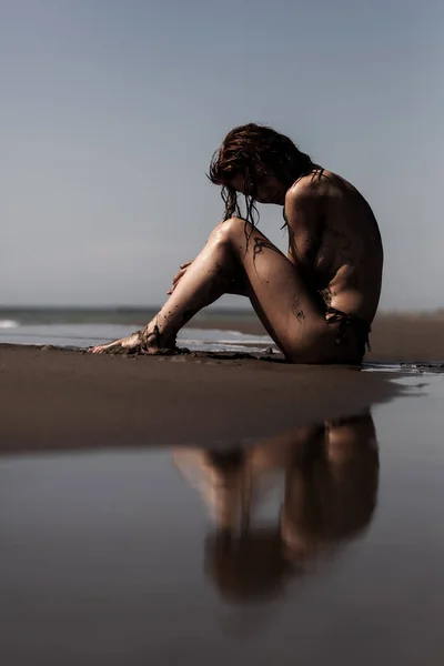 Corpo Feminino Sexy Coberto Areia Menina Uma Praia Com Reflexo — Fotografia de Stock