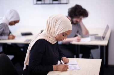 Sınıfta bir öğretim üyesini dinleyen çok ırklı öğrenciler. Üniversitede sınava giren zeki gençler..