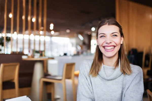 Retrato Una Linda Chica Con Una Hermosa Sonrisa Café — Foto de Stock