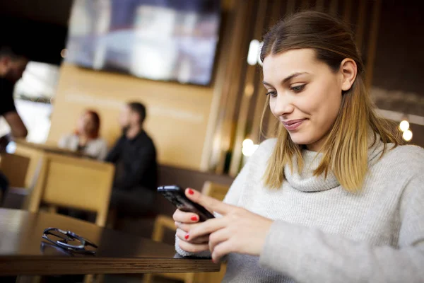 Egy Lány Egy Modern Kávézóban Telefonálgat — Stock Fotó
