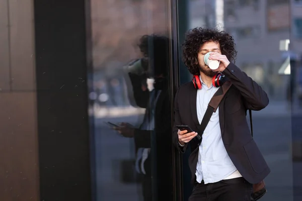 Hombre Con Pelo Torpe Auriculares Posando Cerca Ventana Con Reflejos — Foto de Stock