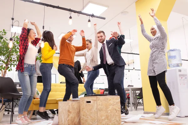 Zespół Odnoszący Sukcesy Wielonarodowych Współpracowników Nowoczesnym Biurze Tańczy Świętuje Sukces — Zdjęcie stockowe