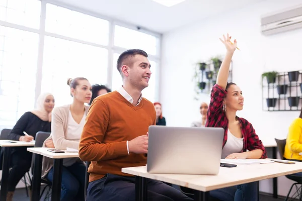 Estudantes Multi Étnicos Ouvindo Professor Uma Sala Aula Jovens Inteligentes — Fotografia de Stock