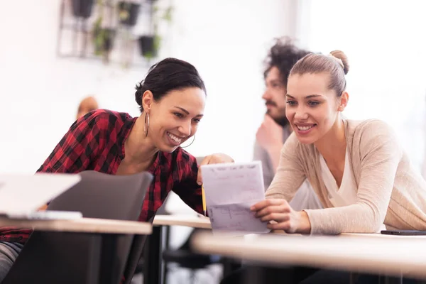 Estudantes Ouvindo Palestrante Uma Sala Aula Inteligentes Meninas Falando Sorrindo — Fotografia de Stock