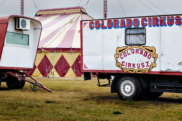 Caminhão velho do circo na frente da barraca do circo — Fotografia de Stock