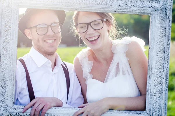 Cuopla feliz en sesión electrónica — Foto de Stock